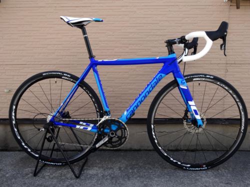  キャノンデール　ＣＡＡＤ１０　ＤＩＳＣ カラー／Abyss　Blue　w　/　Ultra　Blue　&　Magnesium　White　Matte サイズ／５２ 本体価格￥２６０，０００ “　ＣＡＡＤ　１０　”　に、ディスクブレーキ仕様が登場しました。 メリットは強力なブレーキ性能と高いコントロール性能。また雨天時にも効きの低下が少ないのは嬉しいところです。  近年注目度が高まっている　ロードバ…[Posted at 14/12/28]