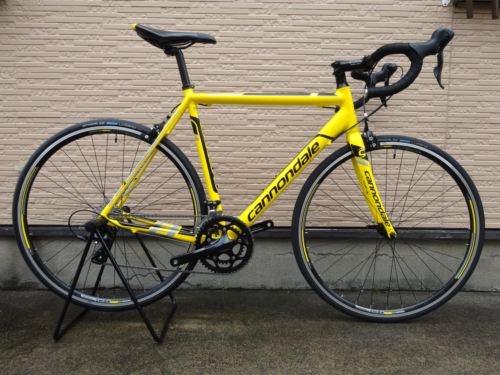  キャノンデール　ＣＡＡＤ８　ＳＯＲＡ カラー／Cdale　Yellow　w　/　Jet　Black　&　Steolth　Groy　Accentes　Gloss サイズ／５４ 本体価格￥１１５，０００ キャノンデール　ロードバイクのエントリーモデルである　“　ＣＡＡＤ　８　（キャド エイト）　”　。 独自のアプローチで進化を遂げています。チェーンステーとシートステーに、サスペンションのような衝撃減…[Posted at 14/08/11]