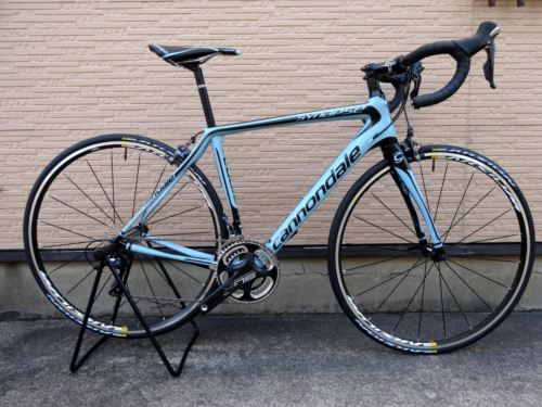  キャノンデール　シナプス　カーボン　アルテグラ カラー／４０Blue　w　/　Jet　Black　Gloss サイズ／５１ 本体価格￥３００，０００ ２０１４年全くの新設計となり多くの新しい機構を取り入た　“　シナプス　カーボン　”。わずかに長いヘッドチューブ、長めのホイールベースの　『　Ｓ.Ｅ.Ｒ.Ｇ.　＝　シナプス　エンデュランス　レース　ジオメトリー　』　デザインで、リラックスポジションと…[Posted at 14/10/11]