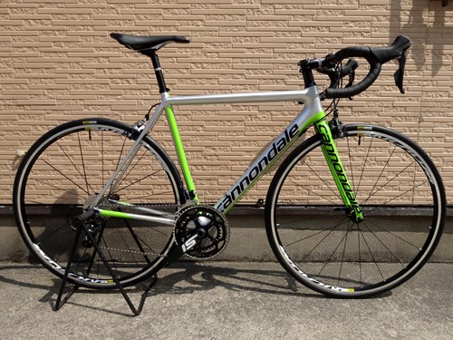  キャノンデール　ＳＵＰＥＲＳＩＸ　ＥＶＯ　ＣＡＲＢＯＮ　ＵＬＴＥＧＲＡ カラー／Fine Silver w / Berserker Green & Jet Black Gloss - REP サイズ／５２ 本体価格￥２７０，０００ 極限まで軽量化され、効率に優れた究極のレーシングバイクです。 ＥＶＯを一言で表すなら「究極のバランス」。 最新のカーボンテクノロジーを惜しみなく導入し、軽さと強さ、剛…[Posted at 17/07/27]