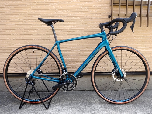  キャノンデール　シナプス　カーボン　ディスク　アルテグラ　ＳＥ カラー／５４ サイズ／Deep Teal - Gloss - DTE 本体価格￥３７０，０００ わずかに長いヘッドチューブ、長めのホイールベース、長距離・長時間の走行やあらゆる状況下で快適にこなすための多くの工夫が凝縮されています。  現在　“　ＥＶＯ　”　や　“　ＣＡＡＤシリーズ　”、また、ＭＴＢにも採用されている　『　ＳＡＶＥ　…[Posted at 19/06/17]