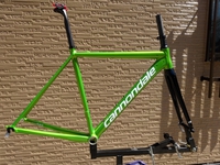  Ｃａｎｎｏｎｄａｌｅ　ＣＡＡＤ１２　ＣＯＬＯＲＳ　フレームセット カラー／Acid Green / Magnesium White - Gloss サイズ／５０ 本体価格１５０，０００　 全２２色のカラーバリエーションのフレームセット「色で遊ぶ」楽しさを広げます。 ＣＡＡＤ１２　カラーズ　フレームセットを使用して完成車に組立例のご紹介です。 主なコンポーネントパーツにシマノ　ＵＬＴＥＧＲＡ　を採…[Posted at 18/08/31]