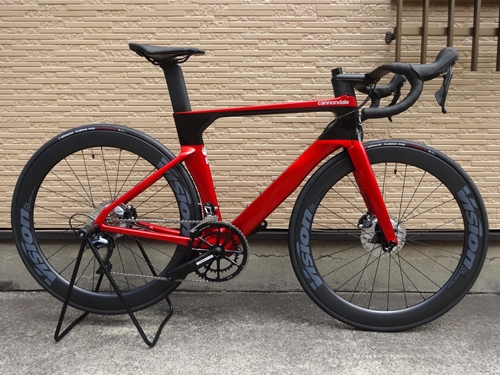  ２０２１’Ｃａｎｎｏｎｄａｌｅ　ＳｙｓｔｅｍＳｉｘ　Ｃａｒｂｏｎ　Ｕｌｔｅｇｒａ　 カラー／Candy Red-CRD 本体価格￥５００，０００ キャノンデールのエアロロード　“システム　シックス　”　。  一昨年に発表されるまでは、最近のエアロロードが注目されてきている中でも、キャノンデールでは、TT・トライアスロン系以外ではエアロロードを否定してきました。空気抵抗の軽減と引き換えに失うものが…[Posted at 21/01/27]