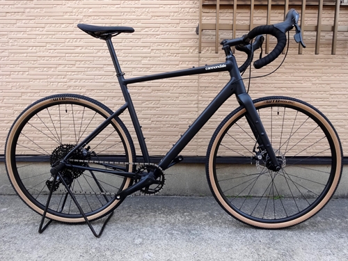  キャノンデール　トップストーン　４ カラー／ＢＬＫ サイズ／Ｌ １０％税込価格￥１６５，０００ 近年、急速に注目度が高くなっているグラベルロード＆バイクパッキング。 大きなエアボリュームのセミブロックタイヤ、安定したライダーポジション、スポーティなハンドリングでどんな状況にも対応できる本物のグラベルバイクです。 モデル名は同じですが新設計のフレームを使用するモデルが登場しました。新型のフレームと…[Posted at 24/08/19]