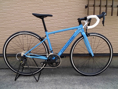  キャノンデール　ＣＡＡＤ　オプテイモ　２　“S-Rinten Edition” カラー／アルパイン サイズ／４８ １０％税込価格￥１７６，０００ このバイクは当店オリジナルの仕様です。 通常オプティモ２のフレームカラーはブラックパールの１種類だけなのですがオプティモ１用のアルパインカラーのフレームを使用した特別な仕様です。 また各ケーブルとバーテープのカラーを白としています。 フレームカラーとケ…[Posted at 24/06/23]