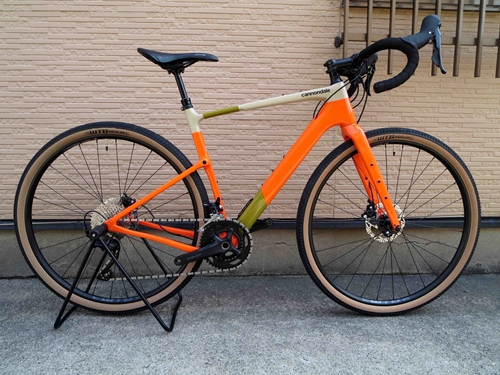  キャノンデール　トップストーン　カーボン　４ カラー／Orange サイズ／Ｍ １０％税込価格￥３２０，０００ キャノンデールならではの多くの優れた特徴を備えた究極のグラベルバイク　“　トップストーン　カーボン　４　”。 このバイクに採用されるカーボンフレームは軽量・強靭なだけでなく独自設計の　“　キングピン　”　を備える構造によりオフロード・オンロードを問わず優れた衝撃吸収性とトラクションを発…[Posted at 24/07/05]